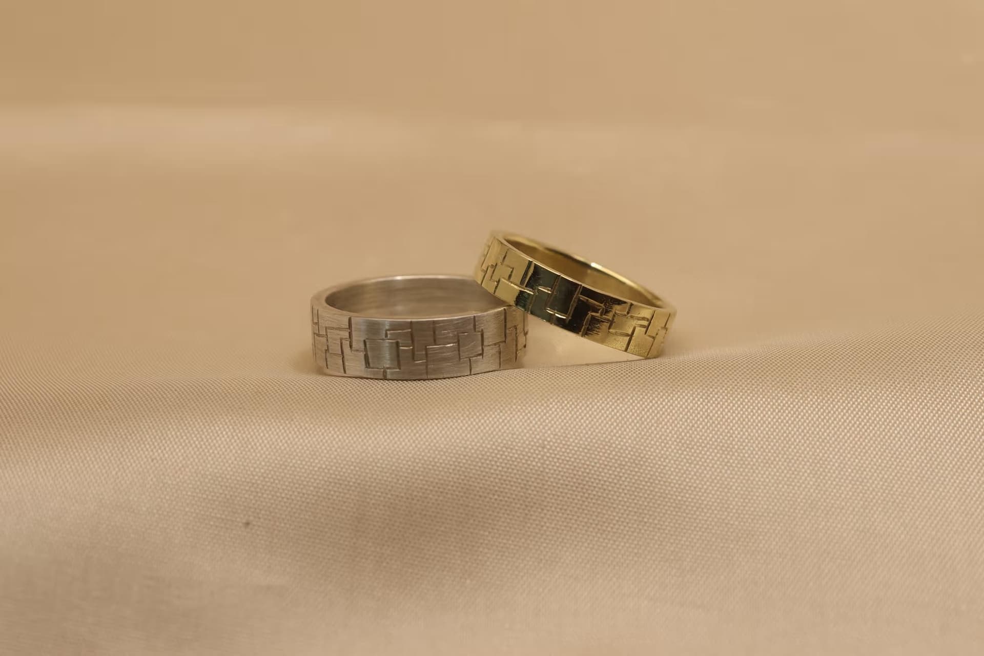 Trouwringen met vierkant patroon