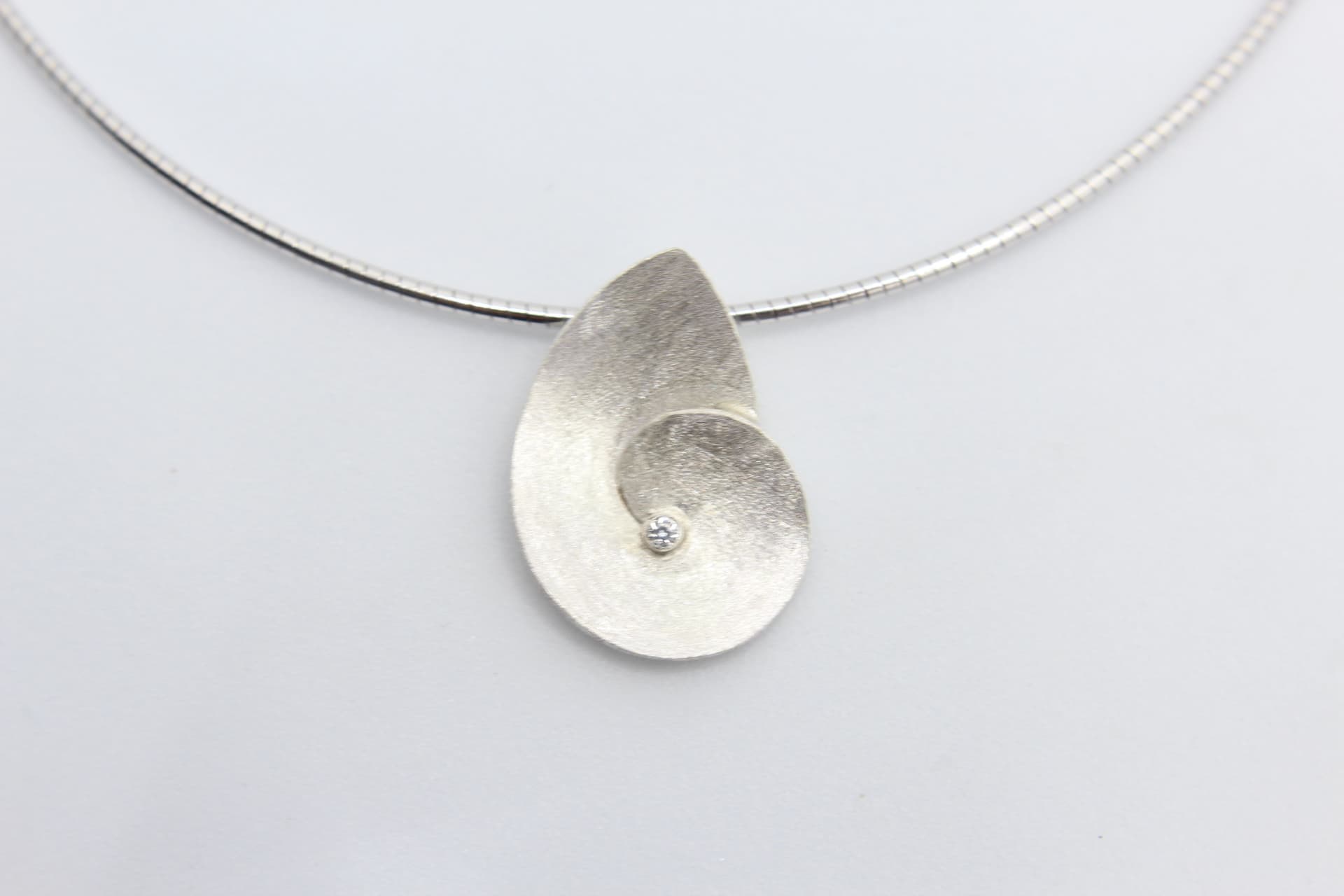 Zilveren hanger in de vorm van een schelpje