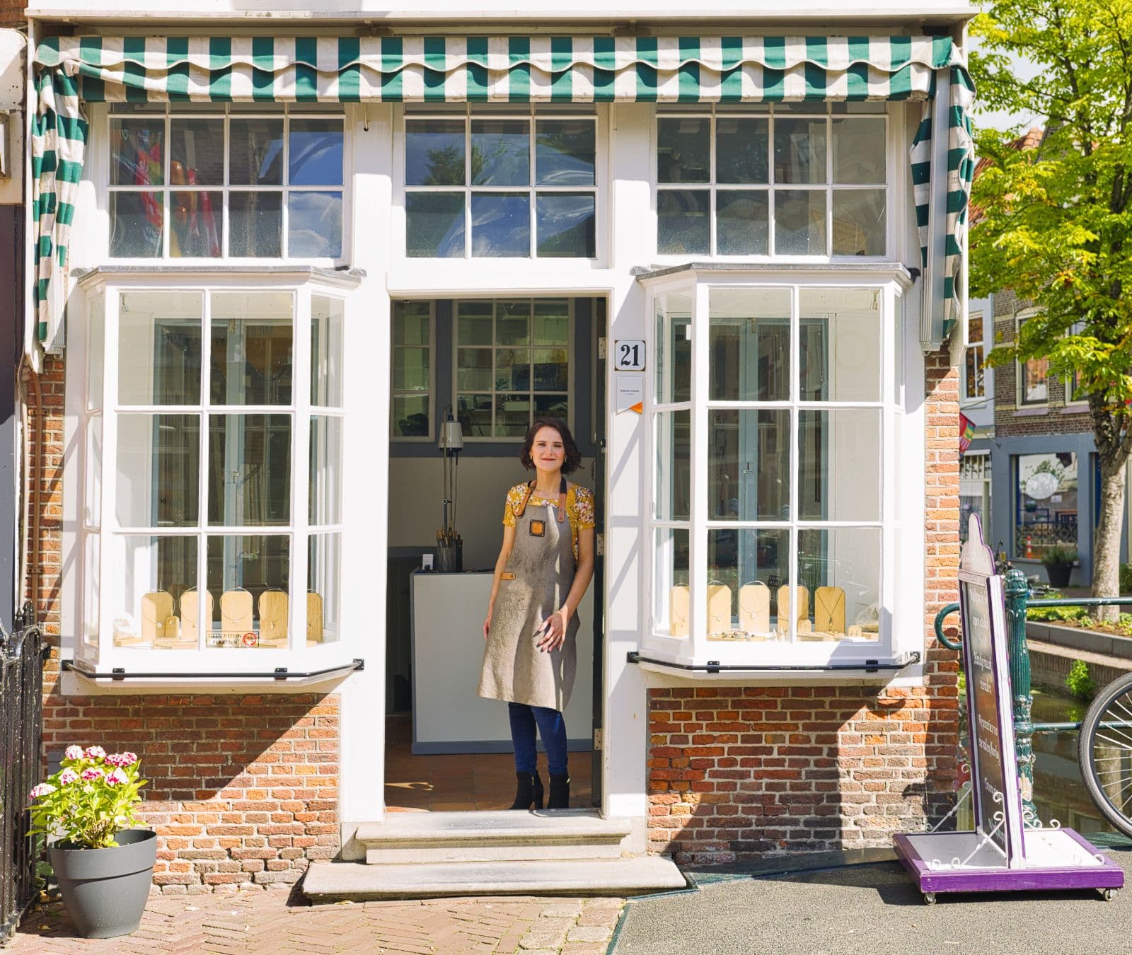 Laura in de deuropening van de winkel Laurora Edelsmederij