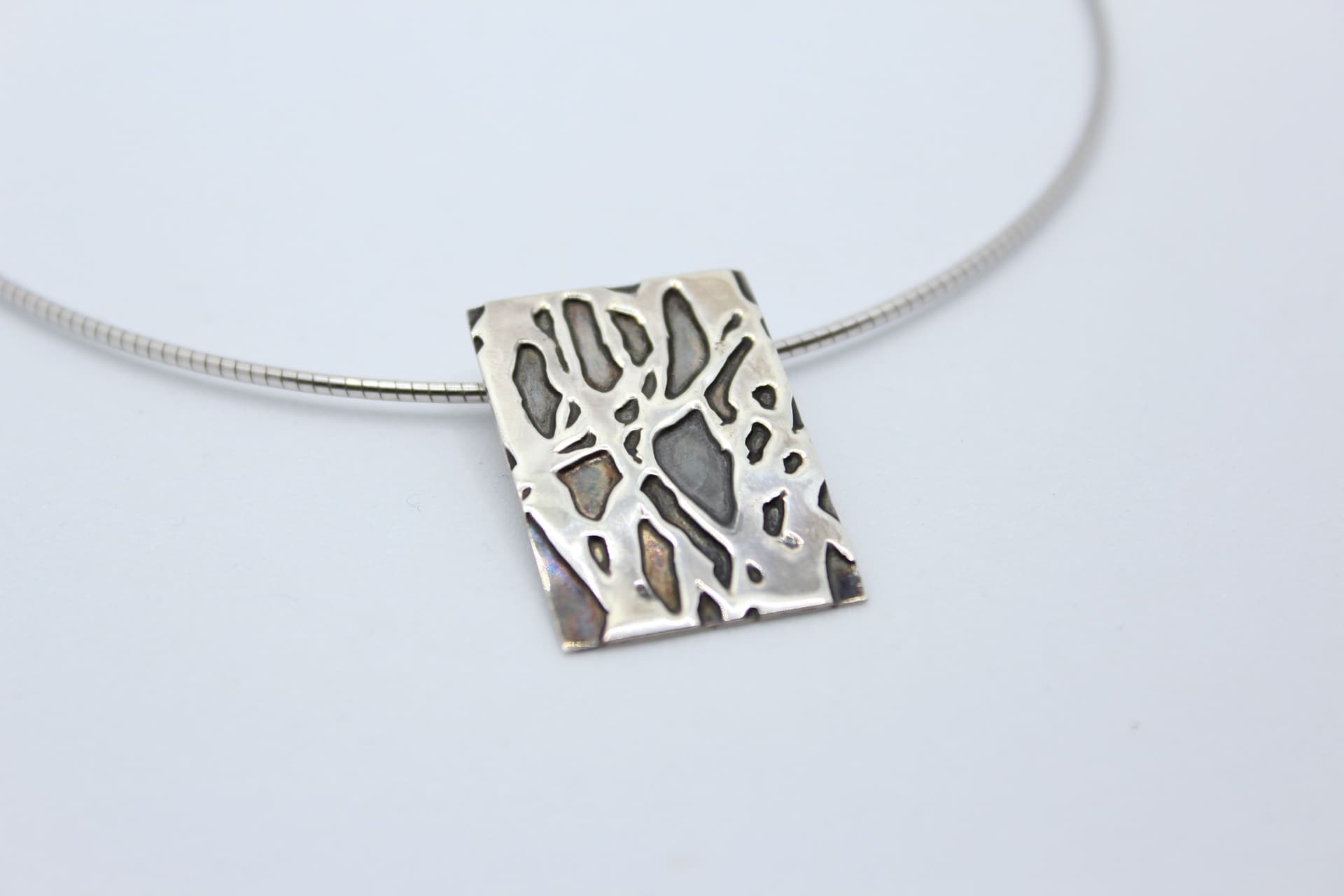 Zilveren hanger gebaseerd op boomschors