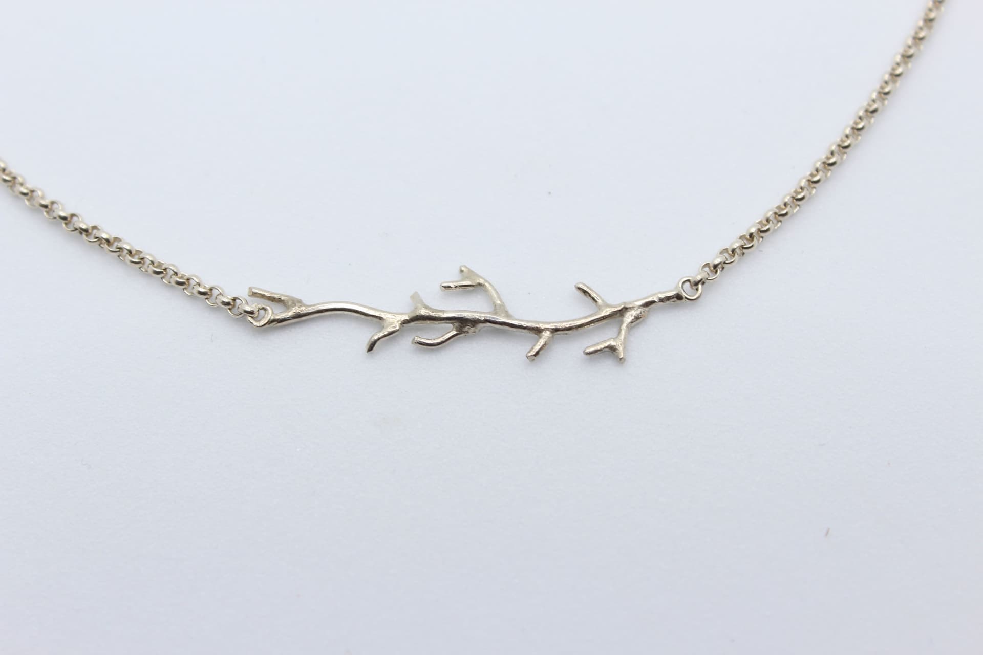 Zilveren hanger in de vorm van takjes