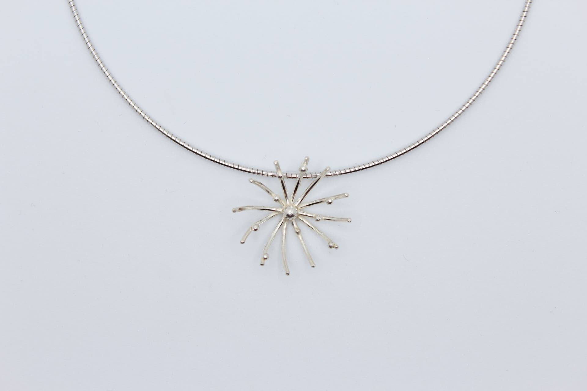 Zilveren hanger in de vorm van een sneeuwvlok