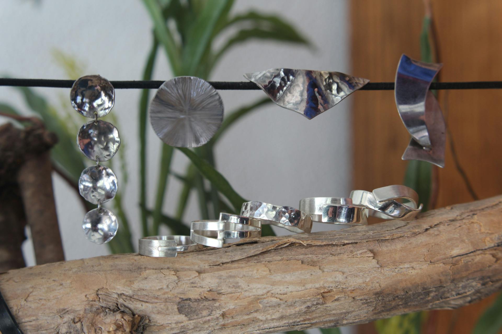 Zilveren ringen en hangers gemaakt tijdens een workshop