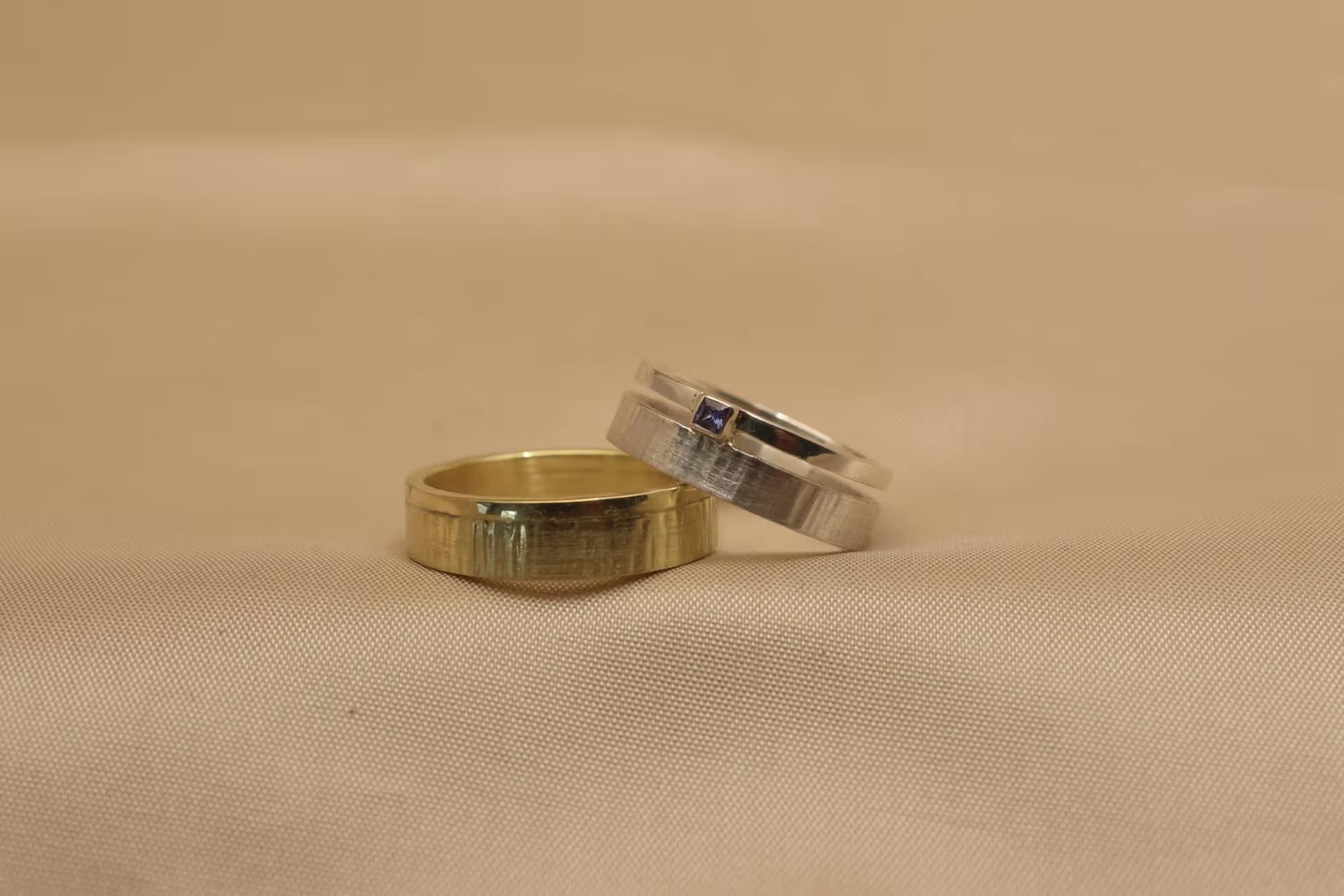 Trouwringen streepjes en glanzend met steen