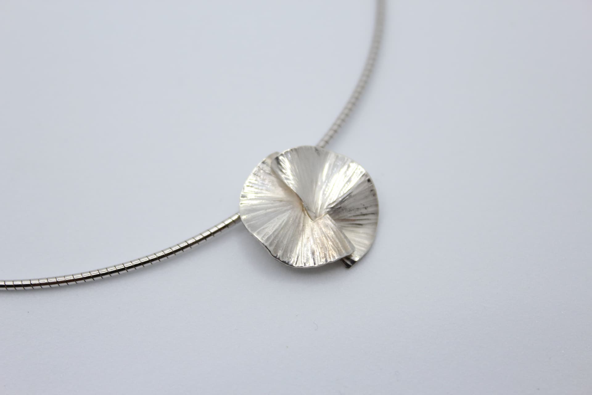 Zilveren hanger geïnspireerd op het ginkgoblad