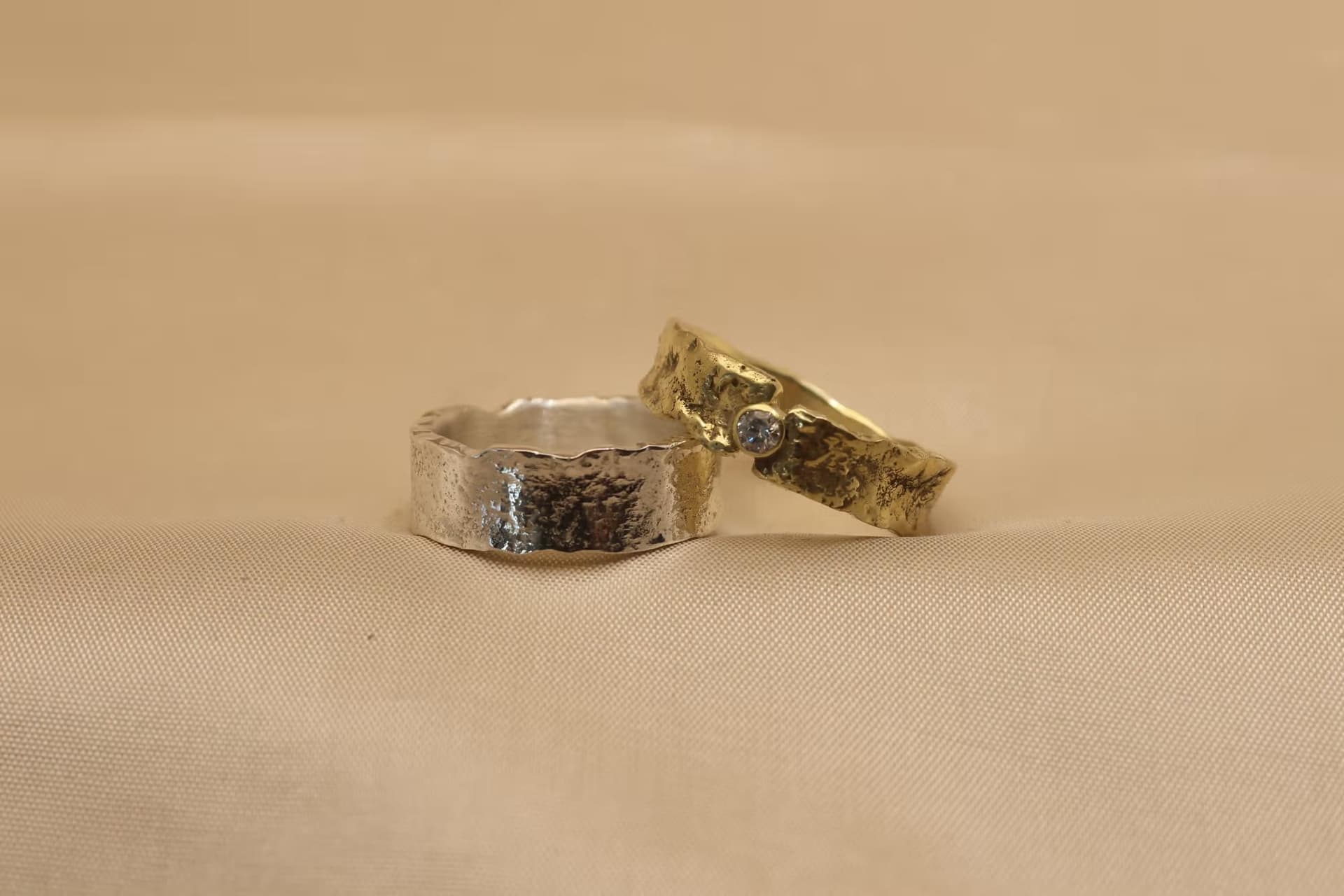 Trouwringen ruw en gesmolten structuur