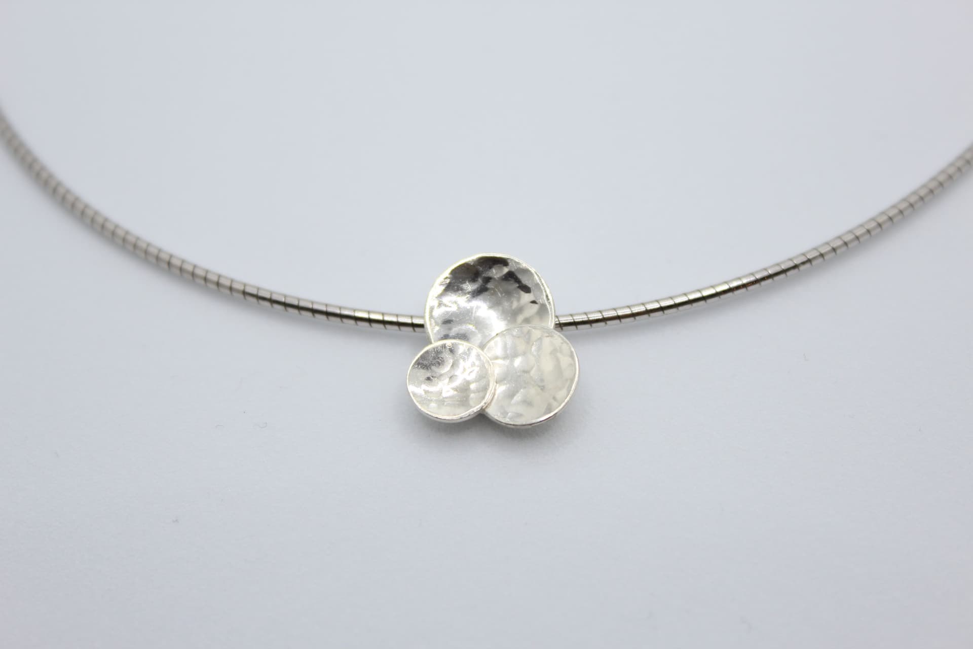 Zilveren hanger met drie schaaltjes